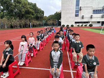 专业应对 安全出行 ——记苏州工业园区娄葑实验小学10月乘车应急疏散演练